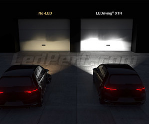 Faróis de automóvel comparação antes e após instalação das Osram H4 LED XTR em frente a portão de garagem.