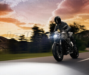 Moto na estrada equipada com lâmpadas de moto H7 LED Osram Easy 12V